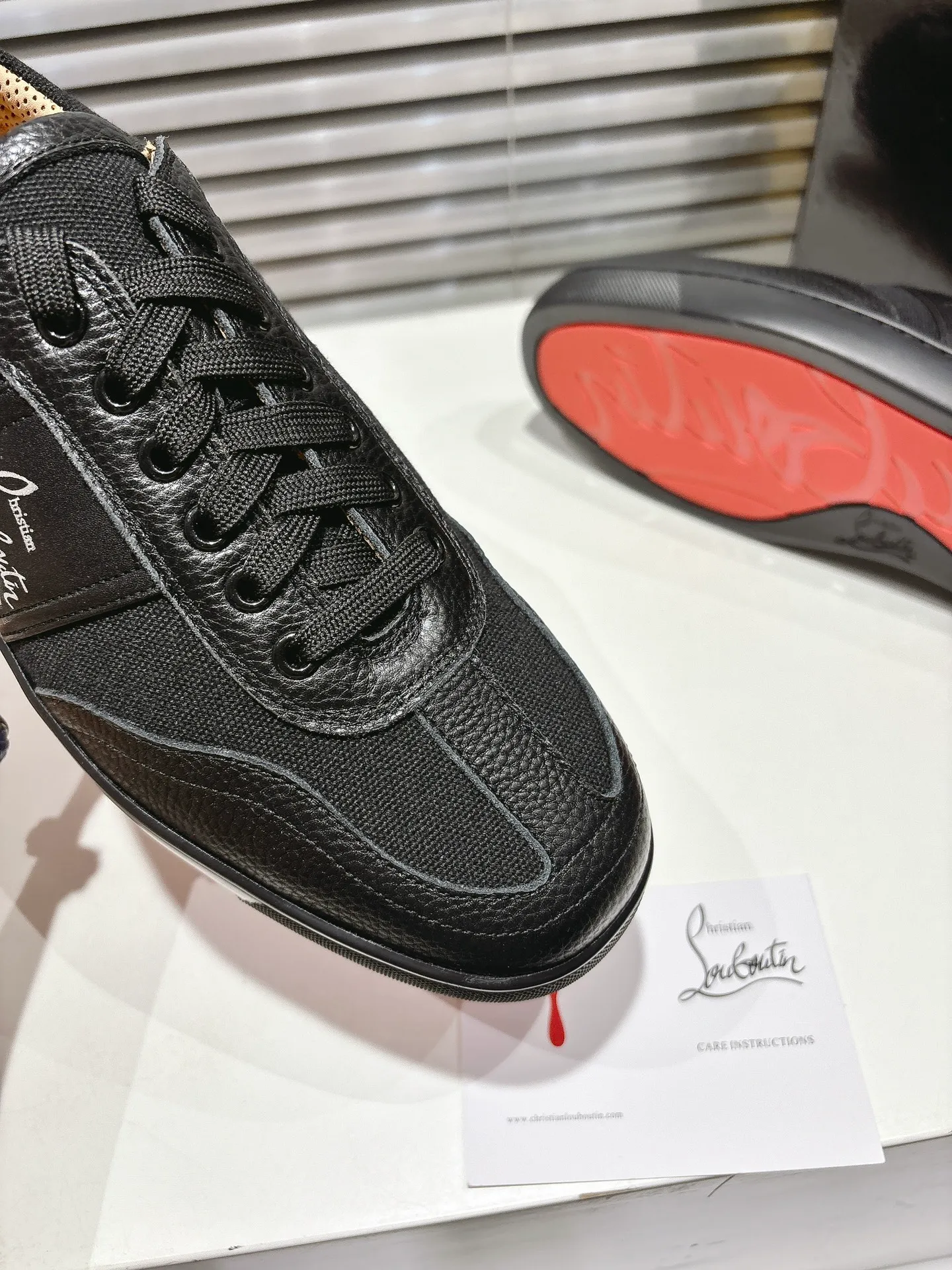 👟👟Ex-factory price 700👟👟 ╔Low top logo sports shoes╗ ·Top version customization·2025𝐬𝐬 𝑪𝒉𝒓𝒊𝒔𝒕𝒊𝒂𝒏 𝑳𝒐𝒖𝒃𝒐𝒖𝒕𝒊𝒏 Retero flat sneakers are smooth and crafted in white grained calfskin and canvas. It is decorated with a stylish side strap with the iconic Maison Christian Louboutin logo, contrasting with Cuoio brown leather for an effortlessly stylish look. This modern sneaker combines a retro '70s look with modern sophistication, featuring a flexible construction. ▪️No matter the last type, fabric, rhinestones, nails, lining, outsole, it is as close as possible to ZP... ▪️The original sole is specially provided by the original factory ▪️The lining is imported water-dyed cowhide ▪️Private customization time is about 3-7 days —————— Size: Women's 35M-41M Men's 38M-47M